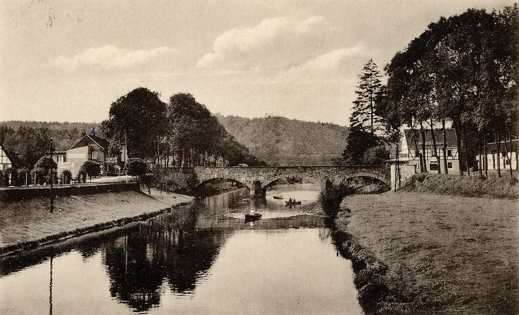 Historische Aufnahme (vor 1939): Blick auf Kanufahrer auf dem Fluss Agger vor der alten Steinbrücke in Engelskirchen-Loope.