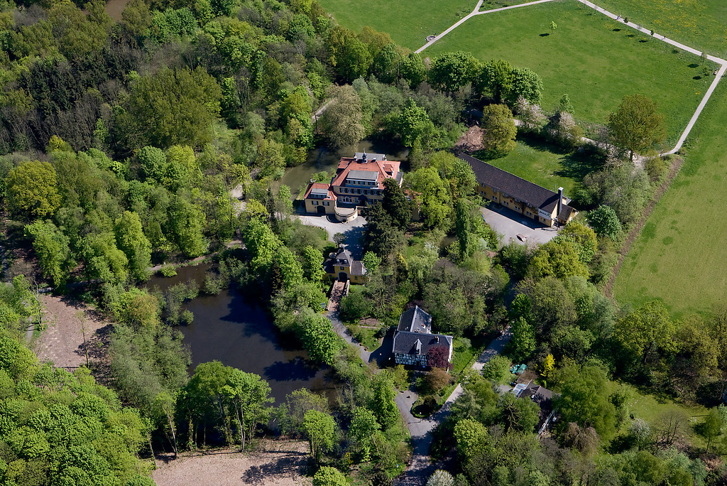 Luftbild von Schloss Eulenbroich, Torhaus und Klostermühle (Fachwerk), Rösrath (2009)
