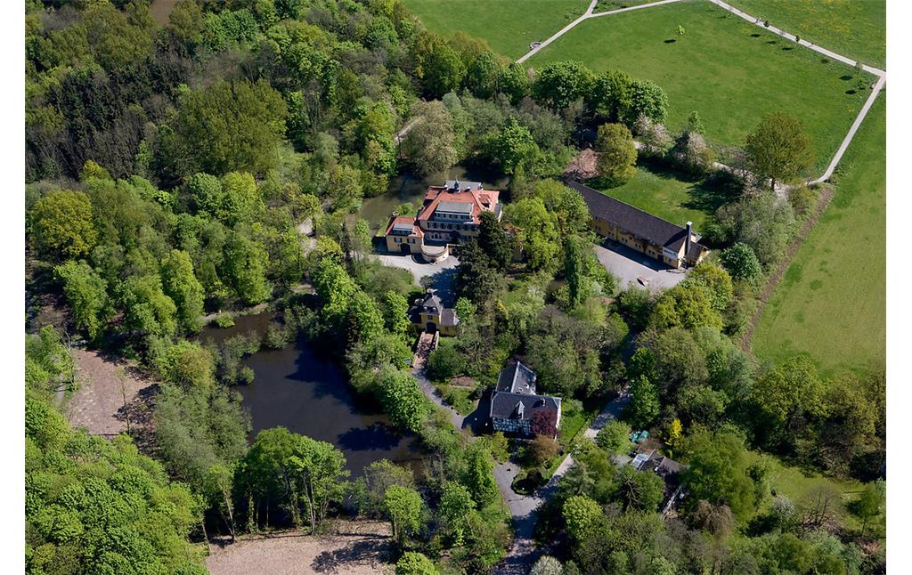 Luftbild von Schloss Eulenbroich, Torhaus und Klostermühle (Fachwerk), Rösrath (2009)