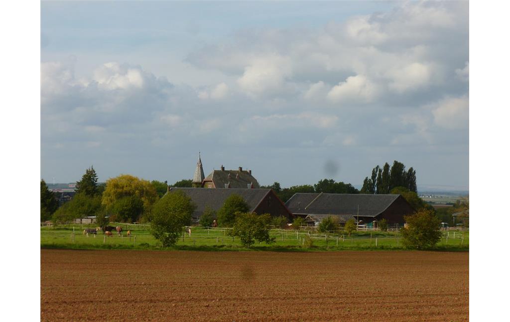 Der Ortskern von Kommern ist seit jeher umgeben von landwirtschaftlichen Flächen, hier der außerhalb in der Kulturlandschaft gelegene Becherhof (2014).
