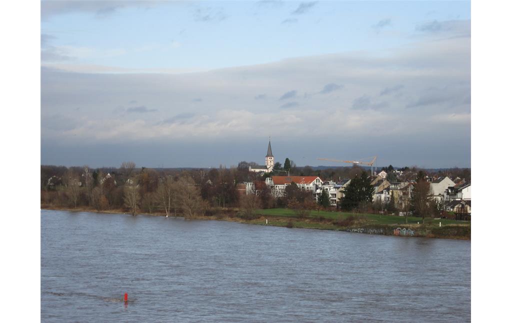 Blick von der Kennedybrücke auf die Doppelkirche in Schwarzrheindorf