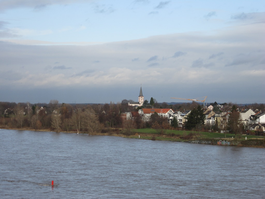Blick von der Kennedybrücke auf die Doppelkirche in Schwarzrheindorf