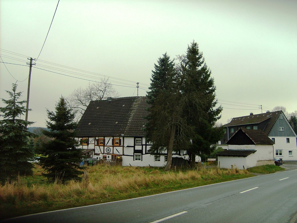 Blick die Traufseite des denkmalgeschützten Fachwerkhauses in Kotthausen (2008)