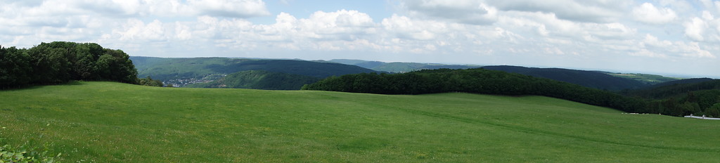 Blick vom Soldatenfriedhof bei der Abtei Mariawald nach Nord und Nordost in die Landschaft der Rureifel. Die Abtei liegt in einer großen Rodungsinsel (2016).
