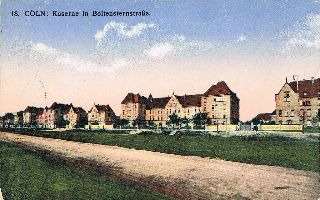 Historische Postkarte (gelaufen 1915): Blick von der unteren Fahrbahn auf Bauten der Kaserne Boltensternstraße in Köln-Riehl.