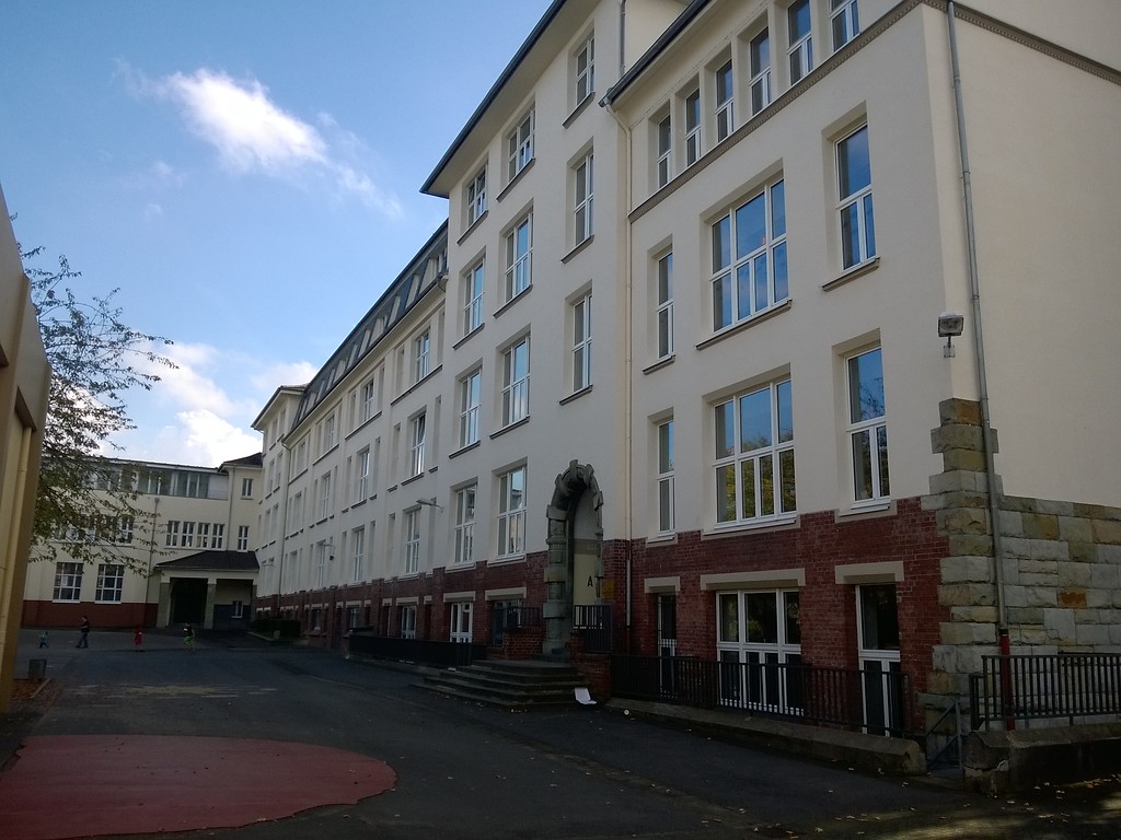 Rückansicht mit Schulhof der Karlschule in Bonn (2014)