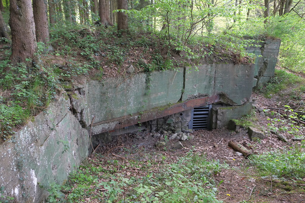 Bild 1: Der 'Westwall'-Bunker Nr. 59 befindet sich am Ortsrand von Simonskall und zählt zum Typ Regelbau Nr. 10 (2015).