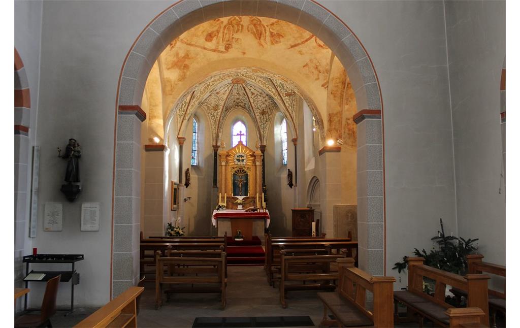 Katholische Pfarrkirche St. Margareta, Neunkirchen. Blick von Westen in den romanischen Chor von St. Margareta (2014)