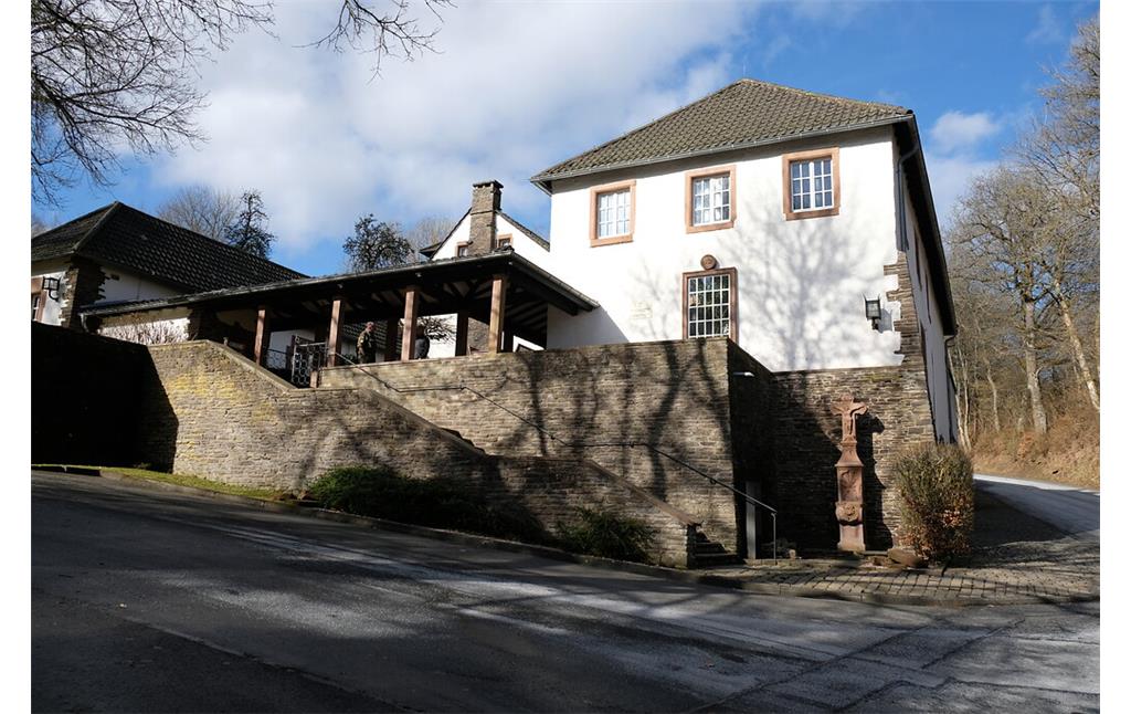 Bild 35: Die ehemalige "Hermann Göring Meisterschule" in Kronenburg heute (2022). Wo früher Görings Emblem hing, steht heute ein Bildstock.