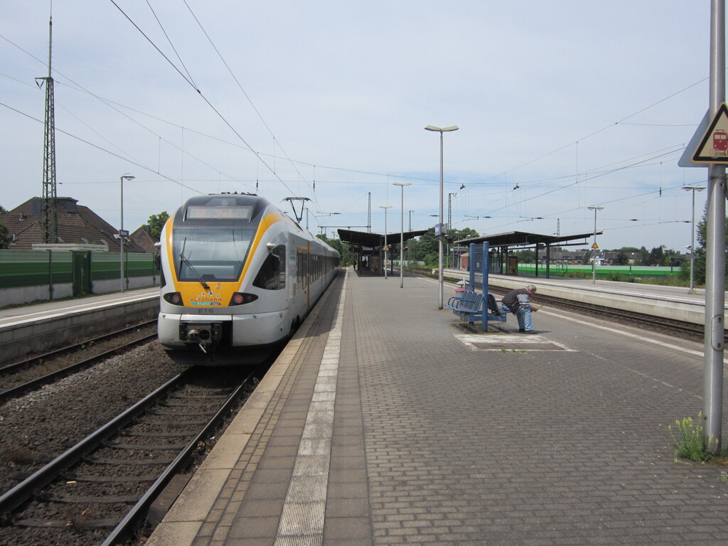 Bahnhof Viersen (2015). Bahnsteig mit Triebwagen ET 7-10 der Eurobahn Richtung Venlo
