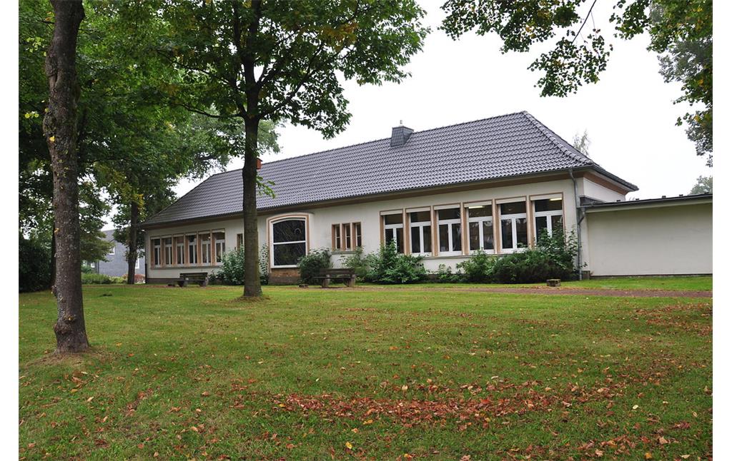 1950 gebautes Schulgebäude in Agathaberg (2013)