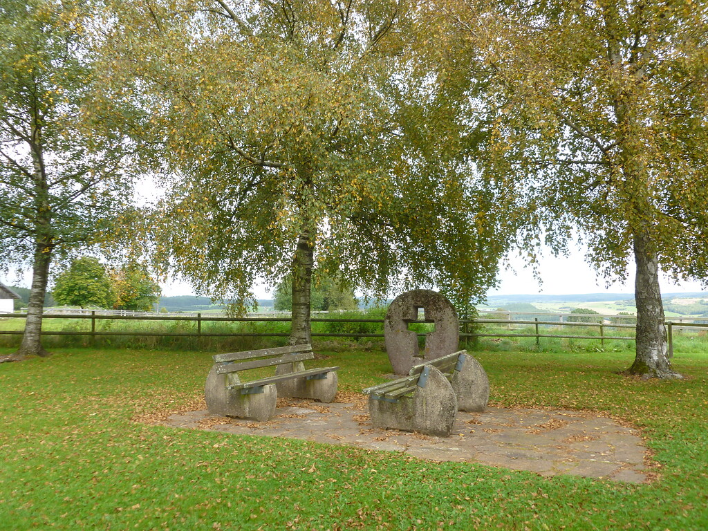 Sitzgruppe an der Friedhofskapelle in Kronenburg (2014)