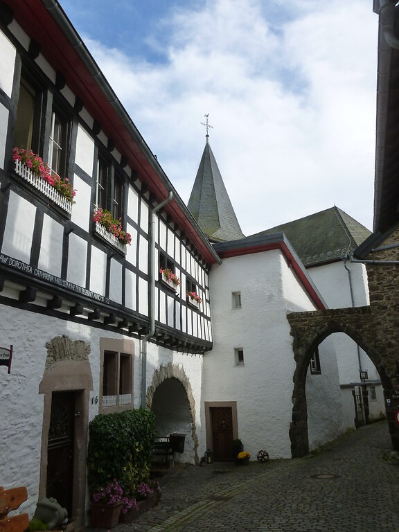 Burgbering Kronenburg mit katholischer Pfarrkirche St. Johannes Baptist (2014)