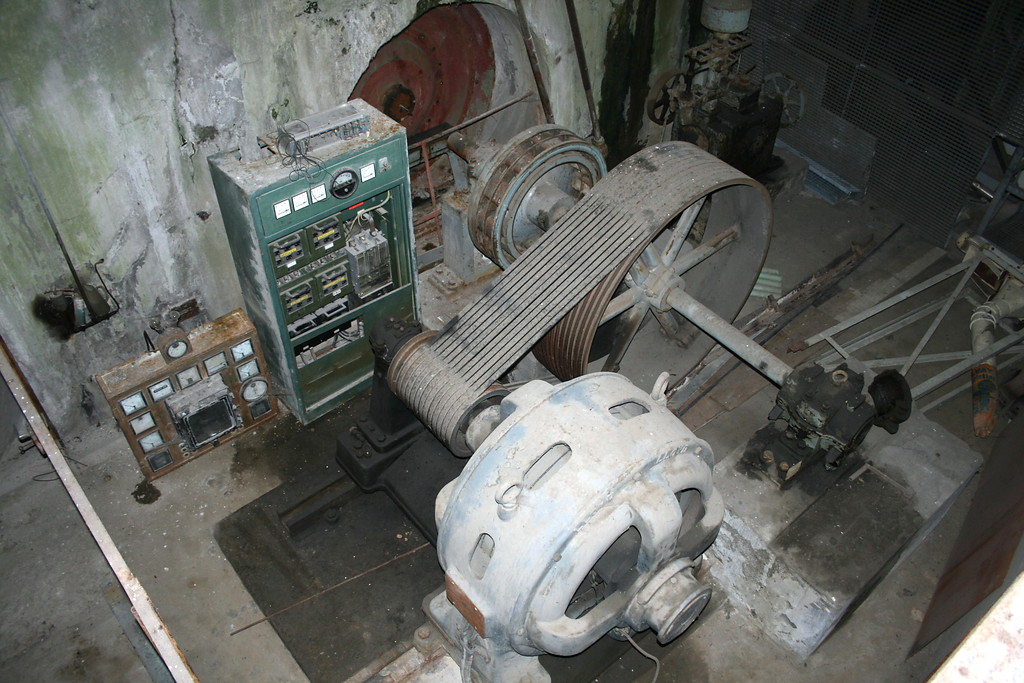 Alte Generatorhalle: Blick auf die alte Turbinenwelle, Transmission und Generator (2013)