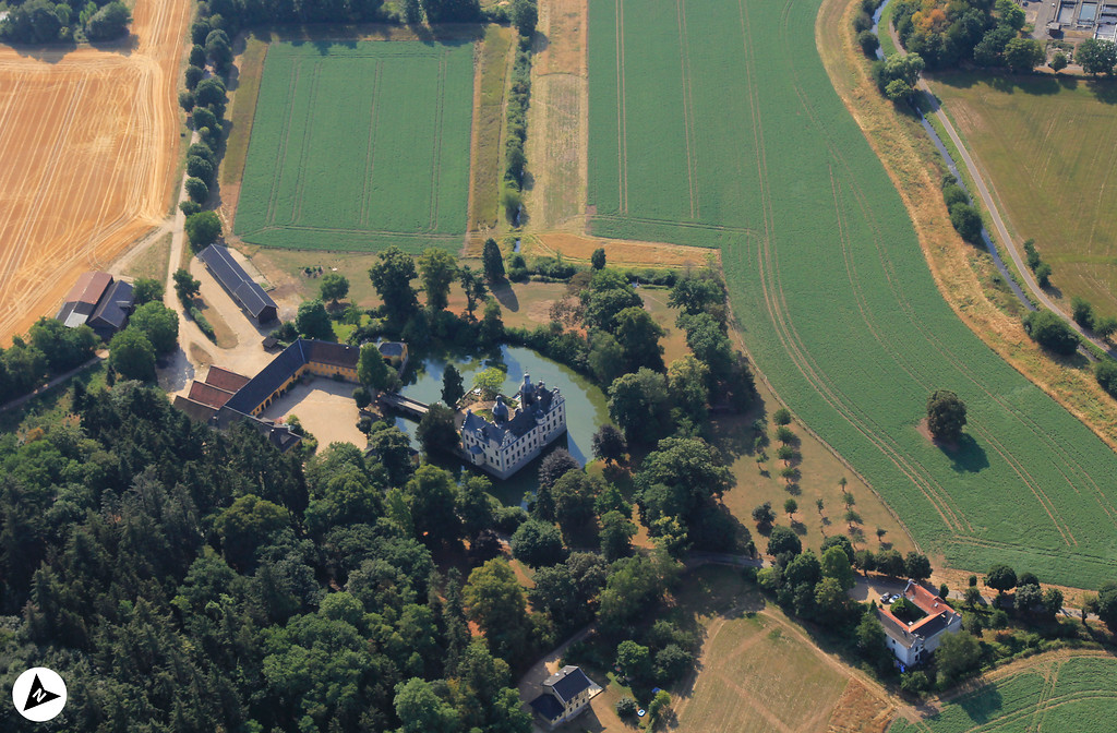 Luftbild über die Burg Kriegshoven mit Nordpfeil (2018)