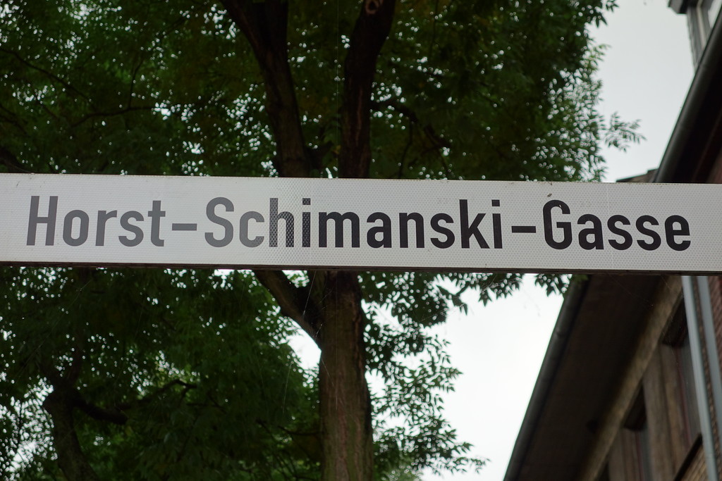 Strassenschild der Horst-Schimanski-Gasse in Duisburg-Ruhrort (2016)