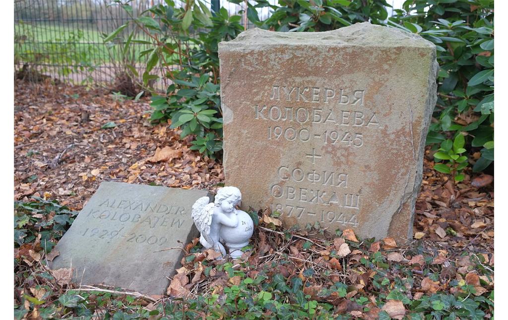 Bild 18: Quadratische Grabplatte des Sohnes einer der toten Zwangsarbeiterinnen, der hier auf eigenen Wunsch 64 Jahre später bestattet wurde (2015).