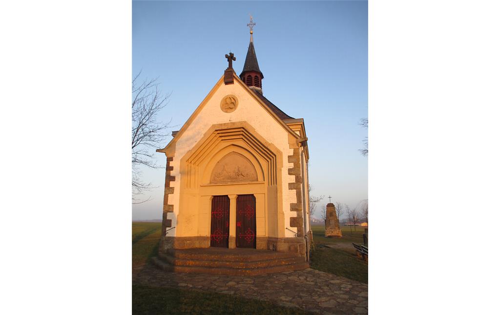 Die St.-Aldericus-Kapelle Füssenich ist eine teils verputzte und weiß gestrichene, aus Backstein errichtete einschiffige Kapelle (2015)