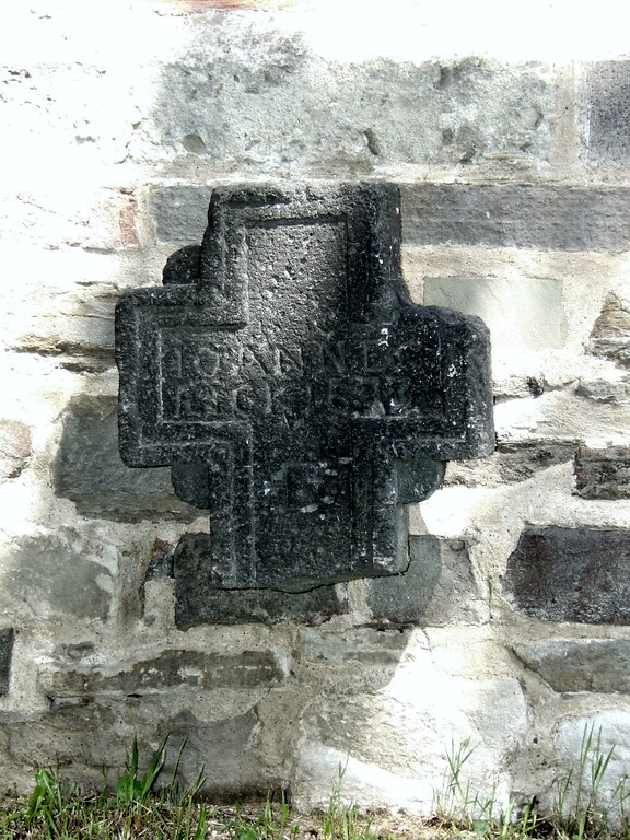 Grabkreuz an der Katholischen Pfarrkirche Sankt Peter in Sinzig (2012)