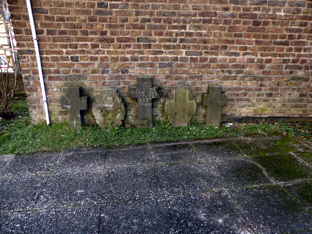 Historische Grabkreuze an der Katholischen Pfarrkirche Sankt Sebastian in Sinzig-Bad Bodendorf (2023)