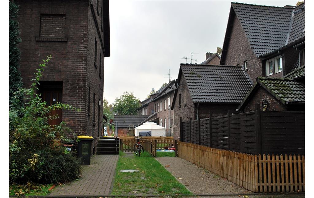 Siedlung Zeche Wehofen, Duisburg, rückwärtige Häuseransicht mit Gärten und Anbauten (2012)