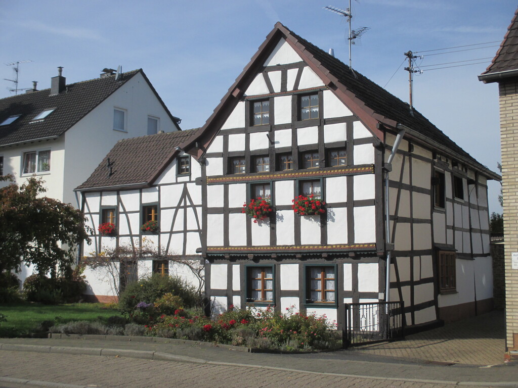 Fachwerkhaus mit verzierten Balken in Sinzenich (2015)