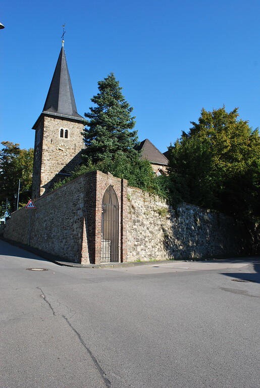 Katholische Kirche St. Severin aus Bruchsteinen (2015)