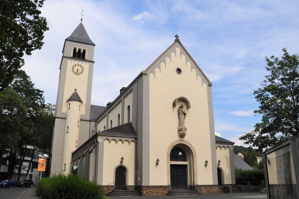 Blick auf die neuromanische Kirche St. Mariä Heimsuchung in Rhöndorf (2019).
