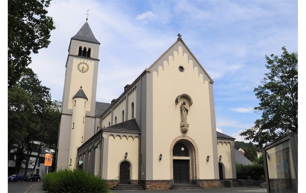 Blick auf die neuromanische Kirche St. Mariä Heimsuchung in Rhöndorf (2019).
