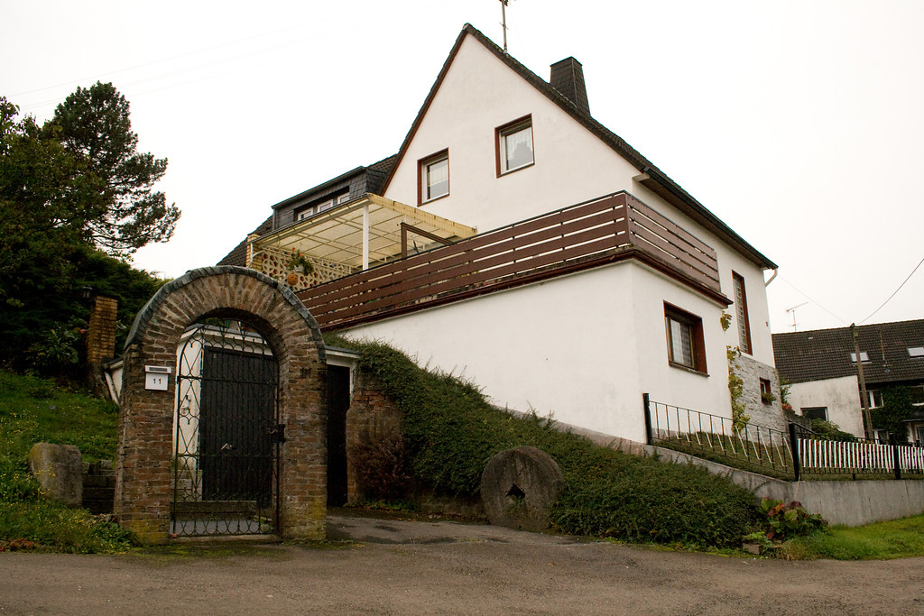 Wohnhaus in Niederkemmerich mit Mühlsteinen (2013)