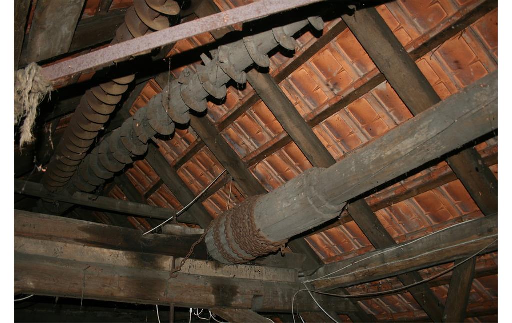 Dachboden: Sackaufzugswelle mit Kette. Darüber zwei Förderschnecken (2013)