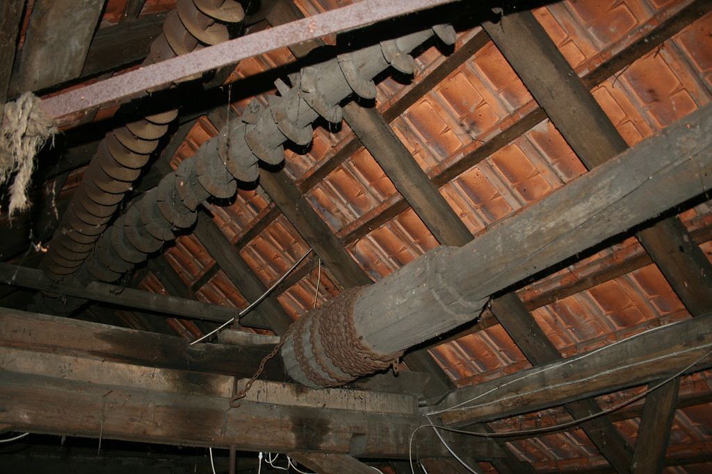 Dachboden: Sackaufzugswelle mit Kette. Darüber zwei Förderschnecken (2013)