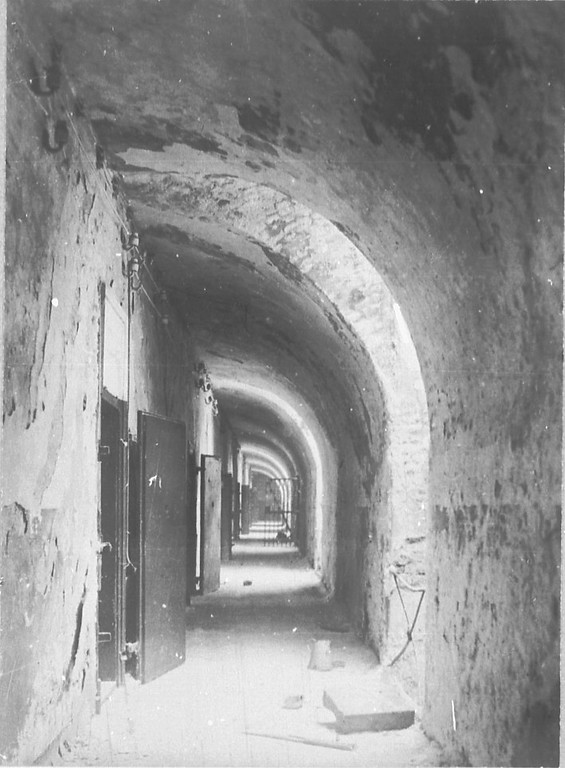 Die historische schwarz-weiß Aufnahme (undatiert) zeigt einen langen Flur im Inneren des Fort V im Äußeren Grüngürtel in Köln-Müngersdorf.