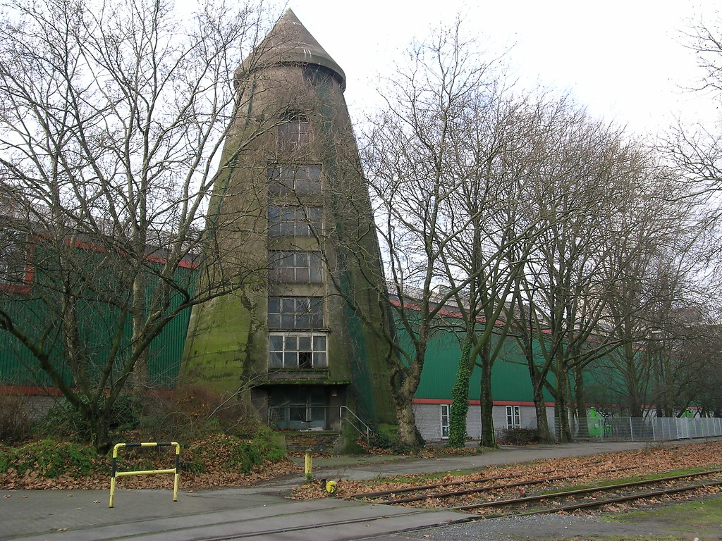 Spitzbunker der Hüttenwerke Krupp-Mannesmann in Duisburg-Huckingen (2005)