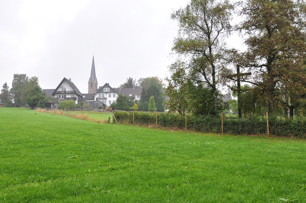 Blick auf einen Teil des Friedhofes und des Dorfes Agathaberg aus südlicher Richtung  (2013)