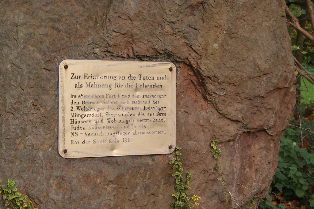 Die Inschrift an dem Gedenkstein für das Sammellager in Köln-Müngersdorf am früheren Fort V erinnert an die Menschen, die während der NS-Zeit an diesem Ort gefangen gehalten und in KZ deportiert wurden (2014).