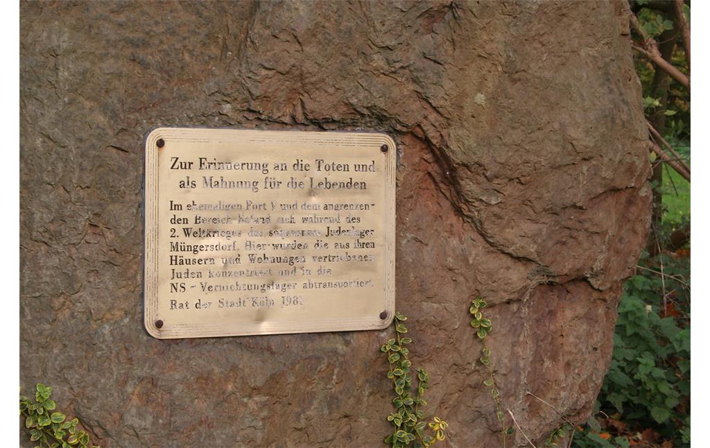 Die Inschrift an dem Gedenkstein für das Sammellager in Köln-Müngersdorf am früheren Fort V erinnert an die Menschen, die während der NS-Zeit an diesem Ort gefangen gehalten und in KZ deportiert wurden (2014).