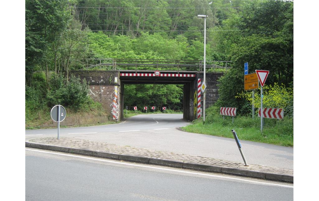 Eisenbahnbrücke über die Bundesstraße 8 unterhalb von Hoch-Elten (2014)