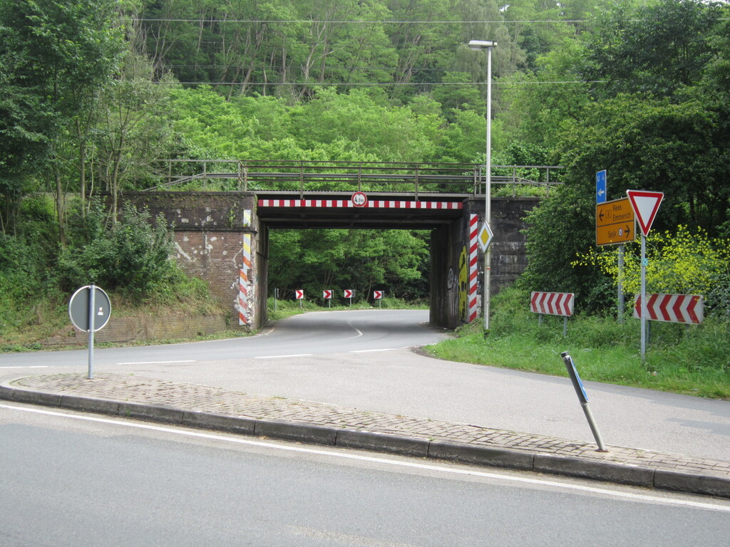 Eisenbahnbrücke über die Bundesstraße 8 unterhalb von Hoch-Elten (2014)