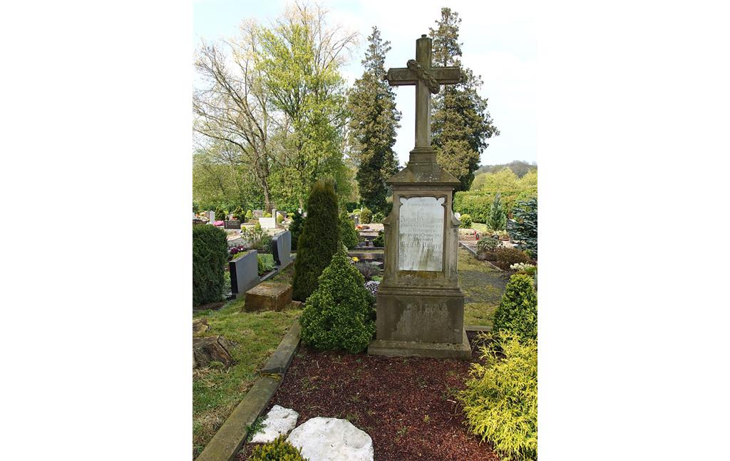 Grabstelle auf dem Friedhof der Katholischen Pfarrkirche St. Mariä Empfängnis in Solingen (2016)