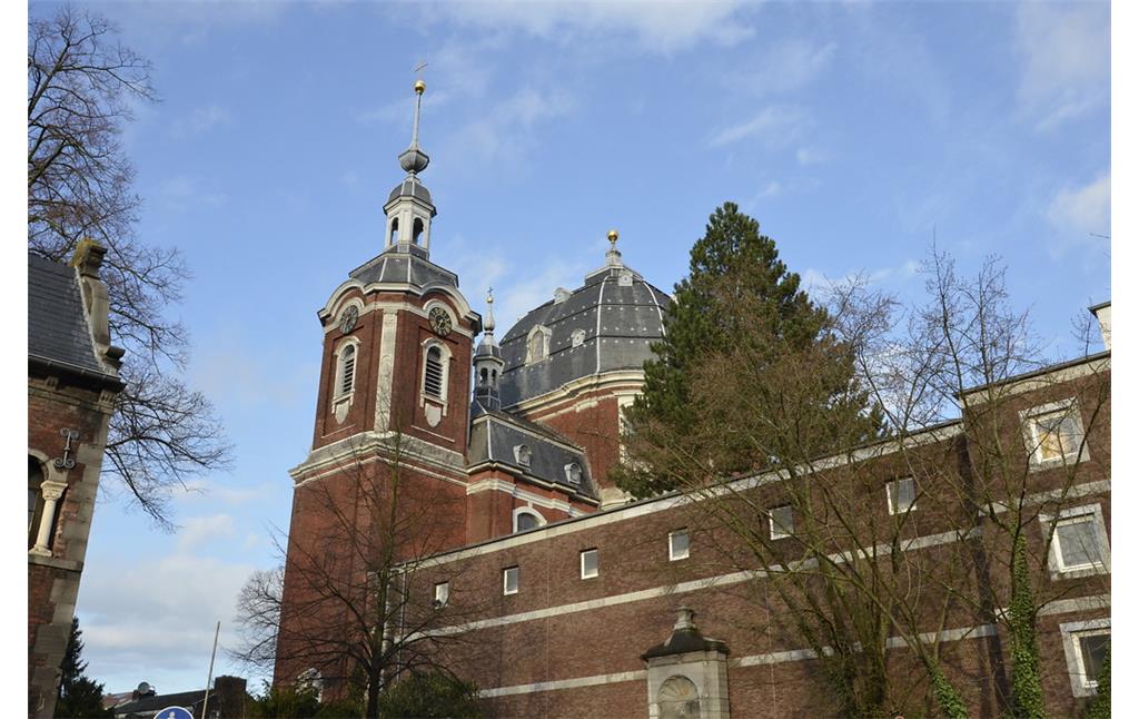 Katholische Pfarrkirche St. Johann Baptist und  Westflügel der Abtei in Aachen-Burtscheid (2015)