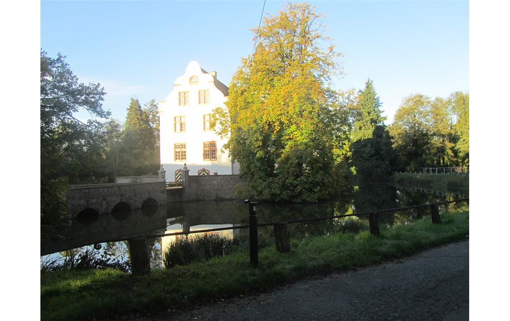 Herrenhaus von Burg Metternich im Morgenlicht (2014)