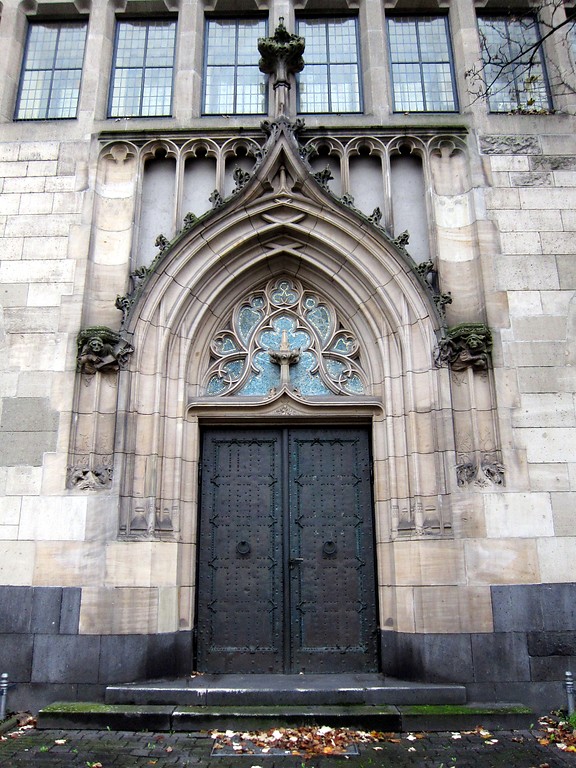 Eingang zur evangelische Christuskirche in Koblenz auf der Nordseite am Friedrich-Ebert-Ring (2014)