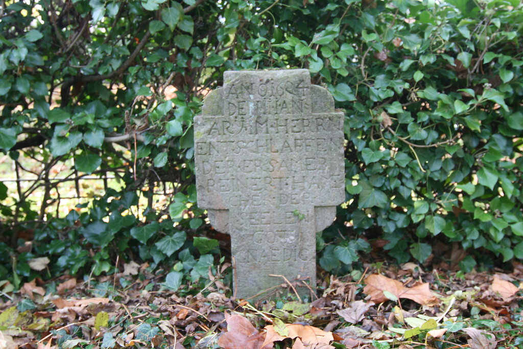 Grabstein aus dem Jahr 1624 auf dem alten Friedhof an Sankt Audomar in Frechen (2021)