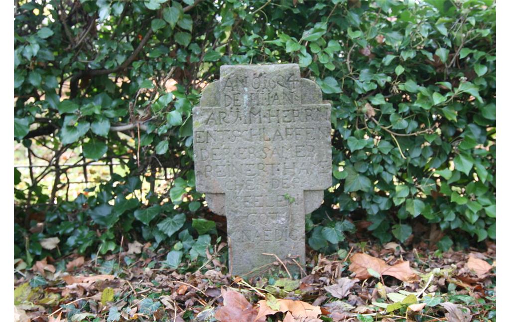 Grabstein aus dem Jahr 1624 auf dem alten Friedhof an Sankt Audomar in Frechen (2021)