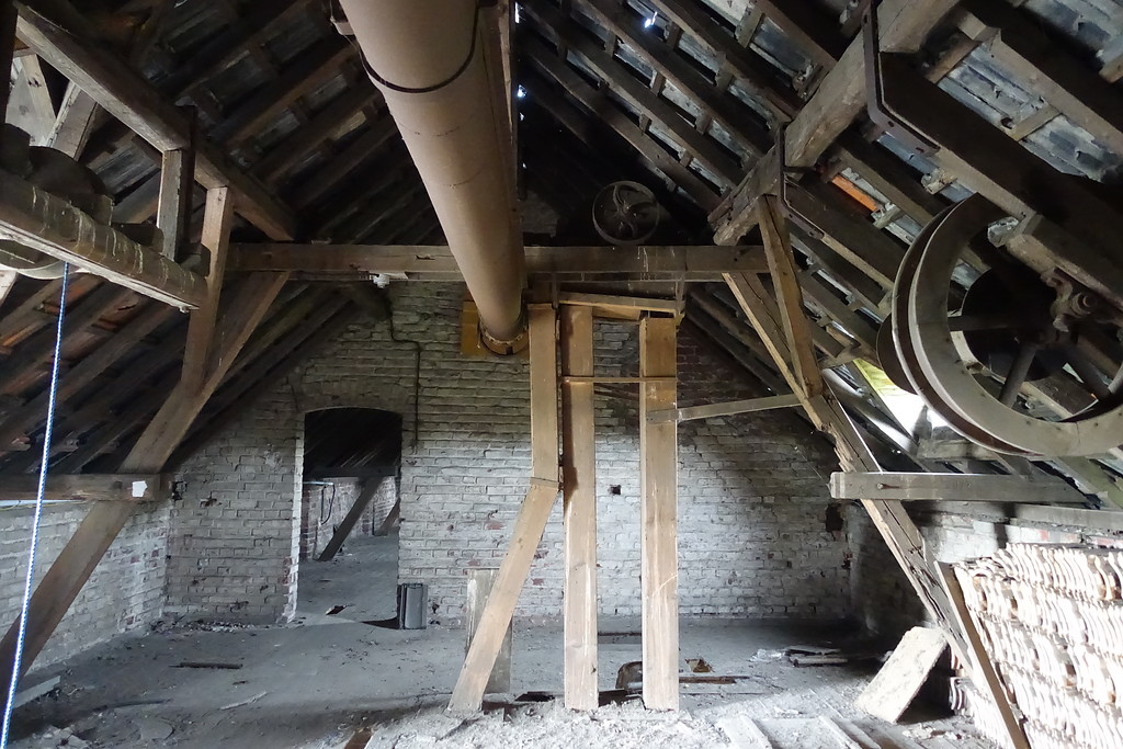 Dachboden des ehemaligen Mühlengebäudes, einige Elemente sind heute noch erkennbar (2017).