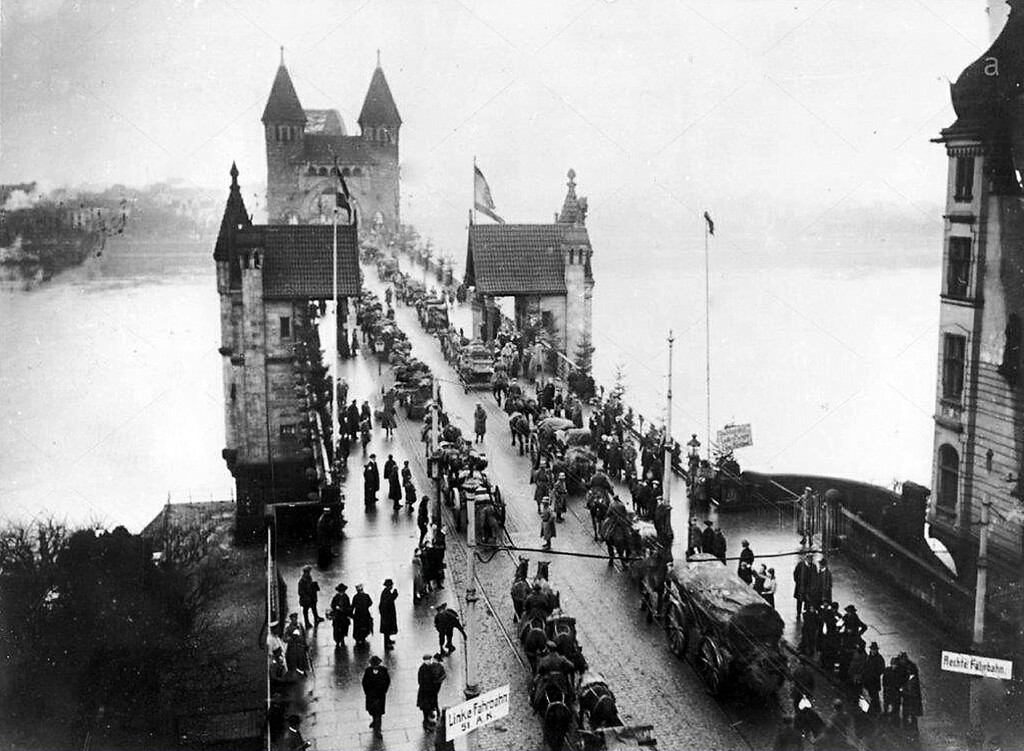 Historische Aufnahme von 1918: Deutsche Truppen verlassen die linke Rheinseite über die Alte Bonner Rheinbrücke.