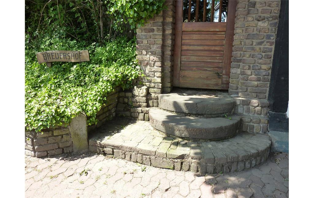 Abbildung 7: Mühlsteine der Abtsmühle als Treppenstufen zum Garten des Breuershofes (2010)