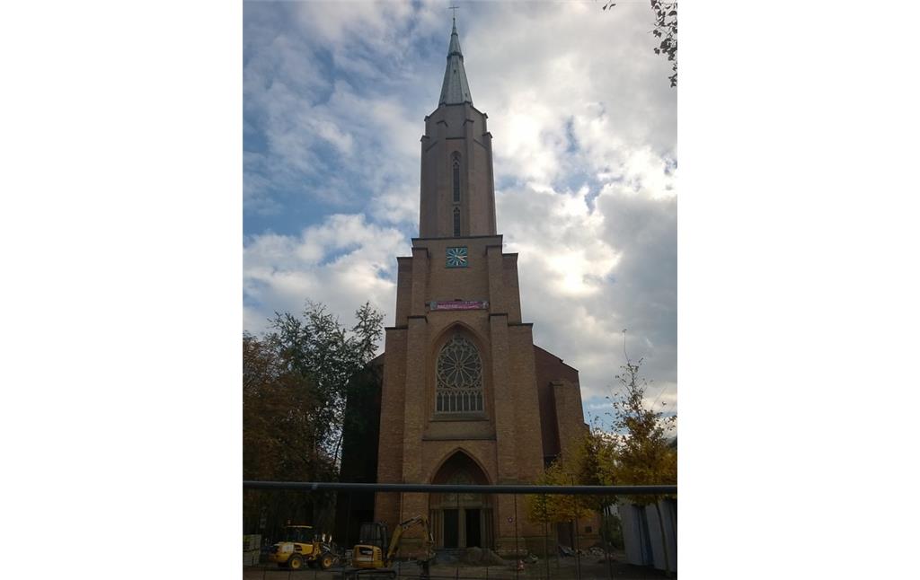 Frontansicht der Kreuzkirche in Bonn (2014)