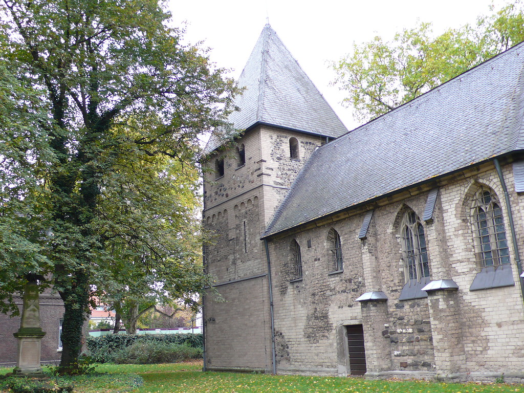 Blick von Süden auf die Kirche Alt Sankt Katharina in Köln-Niel, auch "Niehler Dömchen" genannt (2007).